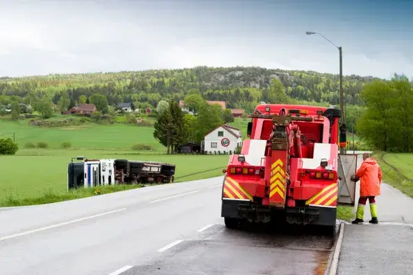 Caminhão-guincho vermelho em uma estrada. Imagem ilustrativa.
